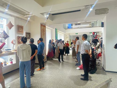 参观静态展.jpg
