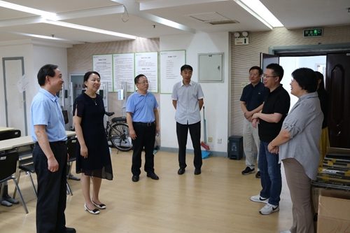 校领导看望慰问招生工作处全体人员_副本.jpg