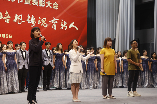 唱校歌.jpg
