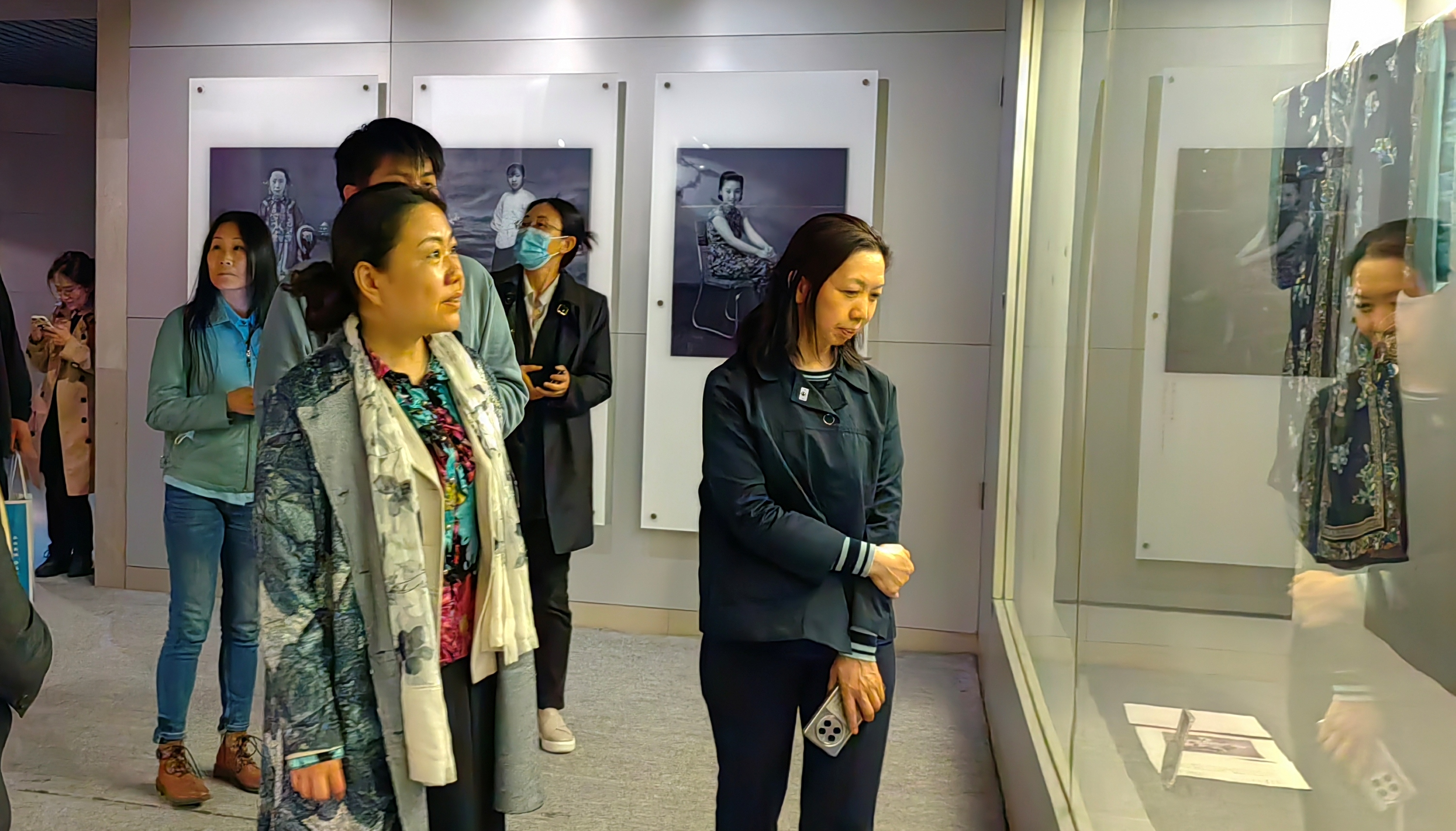 参观民族服饰博物馆.jpg