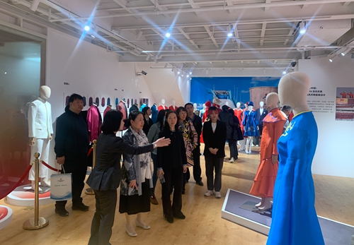 参观“为人民而设计”服务国家重大项目成果展_副本.jpg