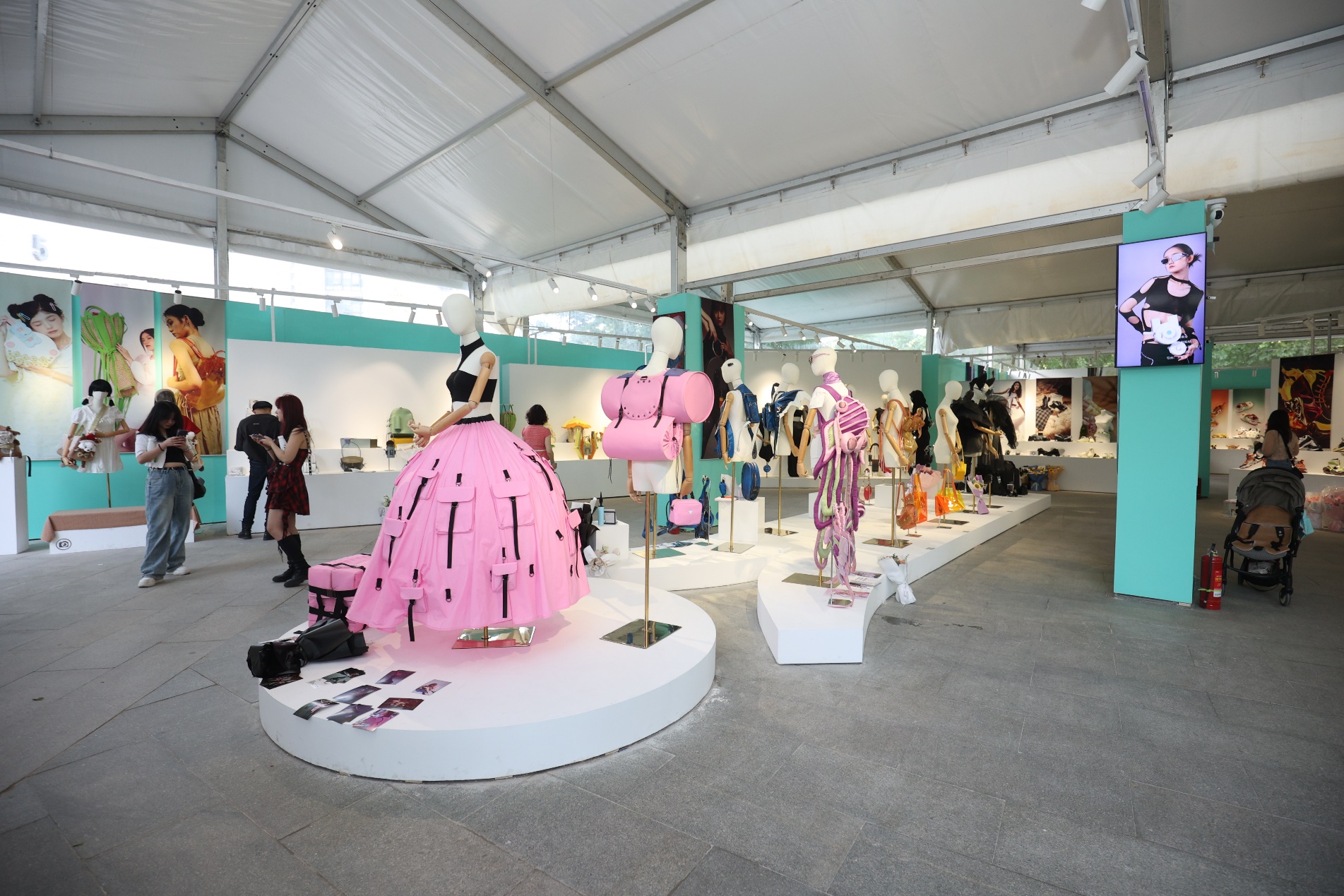 25服饰艺术与工程学院展区展览实景|中山广场.jpg