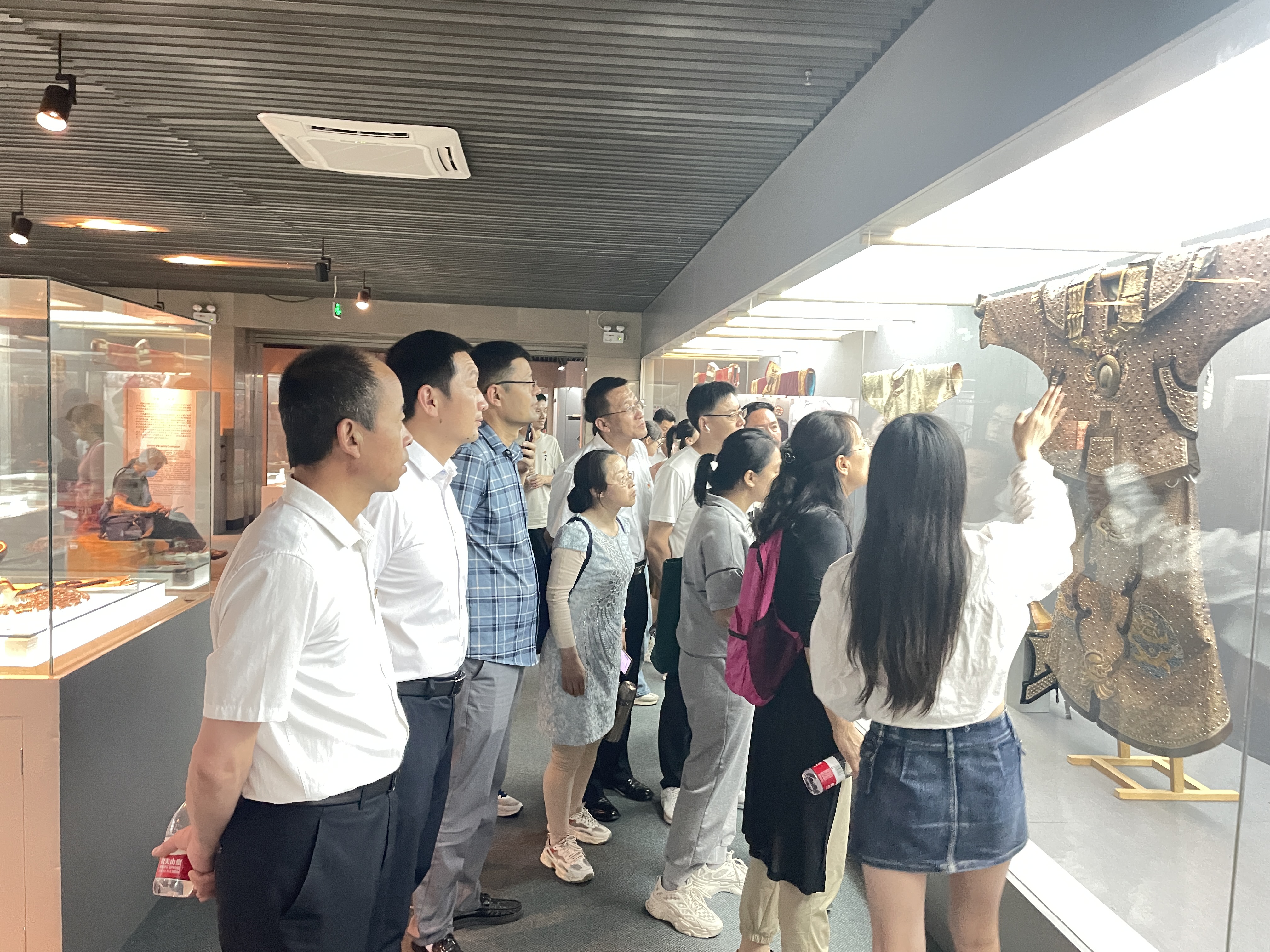 参观民族服饰博物馆.jpg