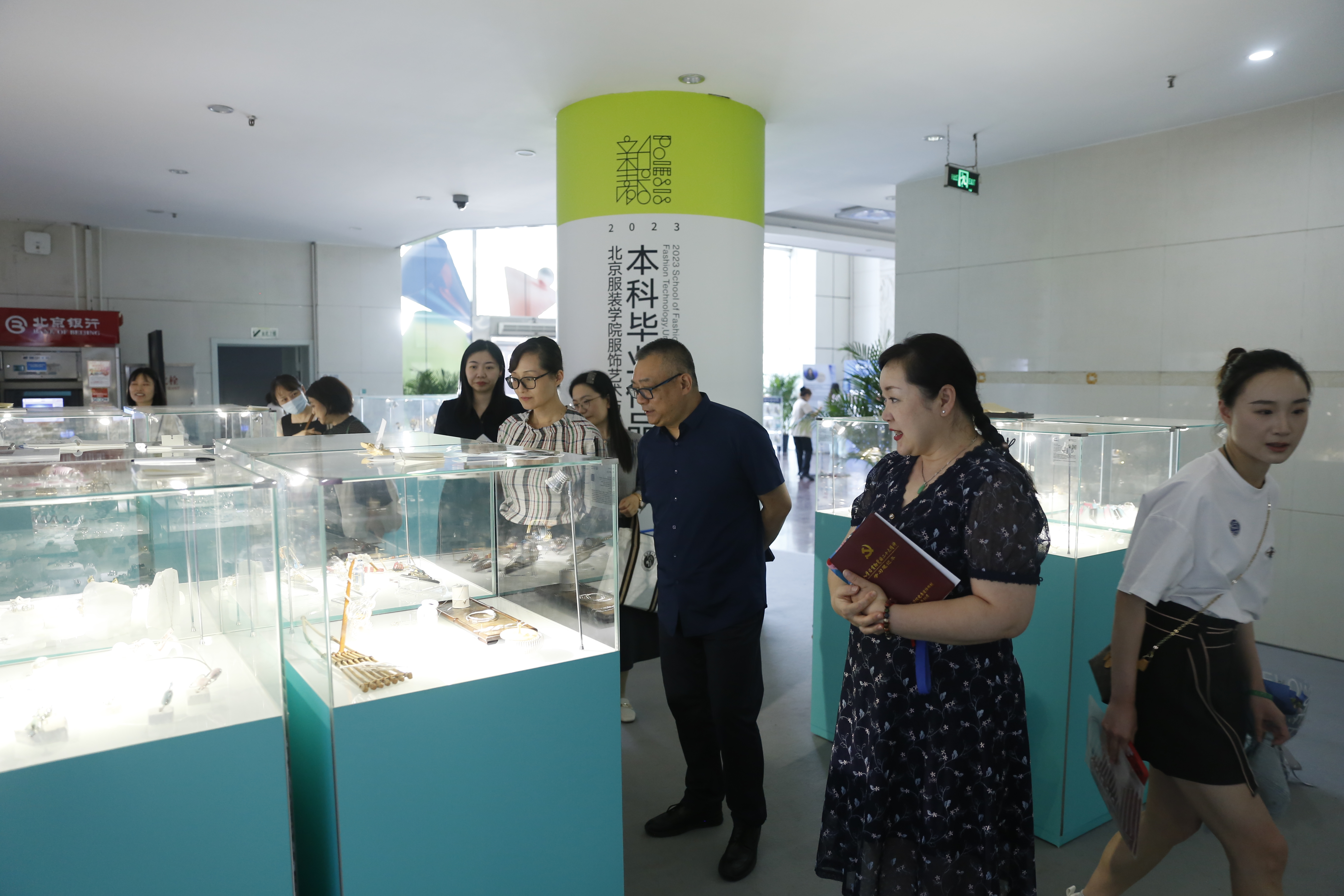 6、参观2023届本科生毕业作品展.jpg