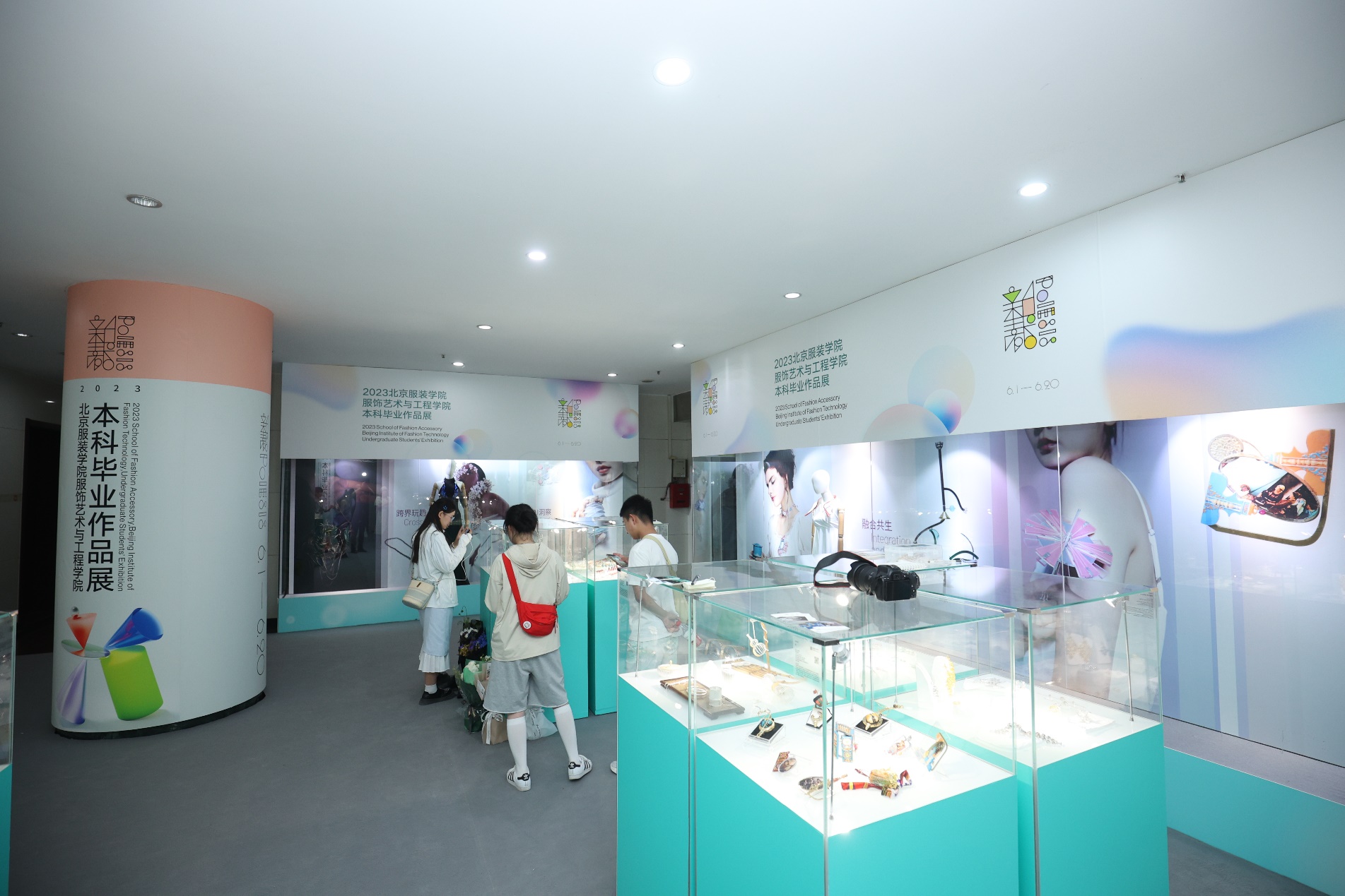 22服饰艺术与工程学院展区展览实景|5号楼大厅.jpg