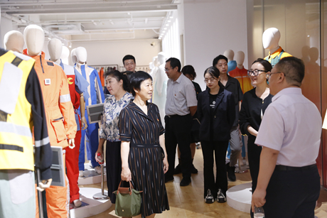 参观“为人民而设计”服务国家重大项目服装设计成果展2_副本.jpg