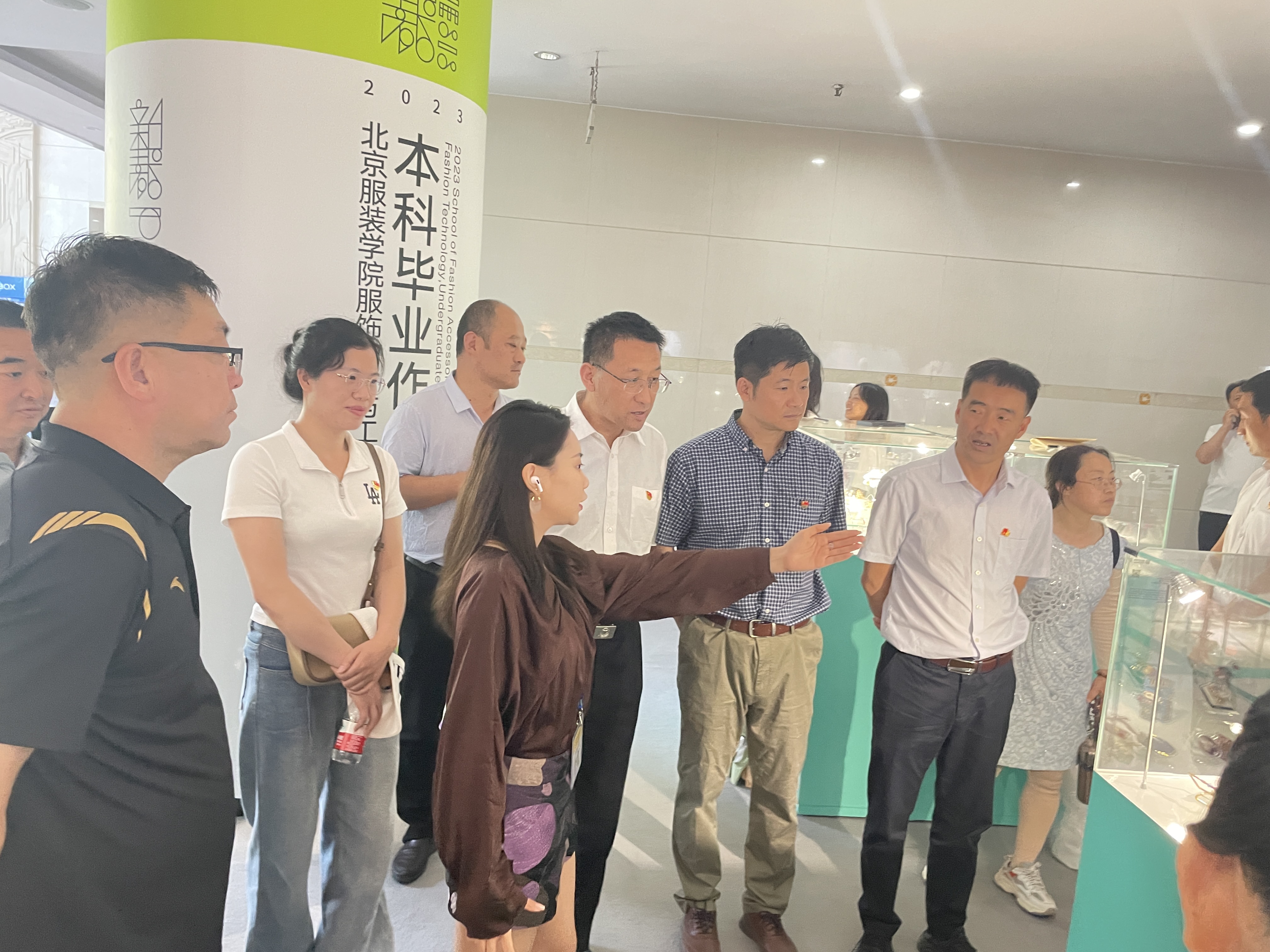 参观2023年本科毕业生作品展.jpg