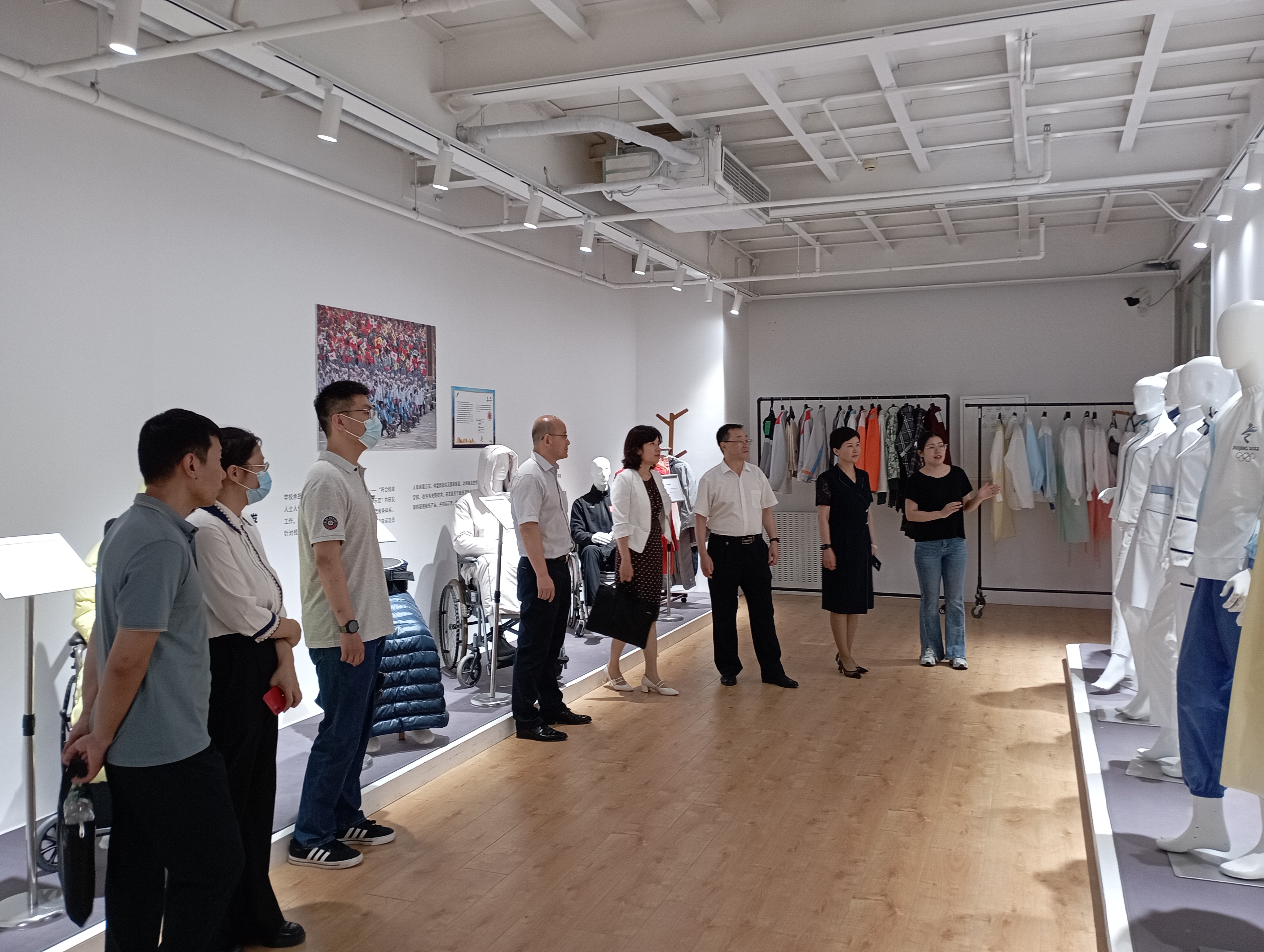 参观“为人民而设计”服务国家重大项目服装设计成果展.jpg