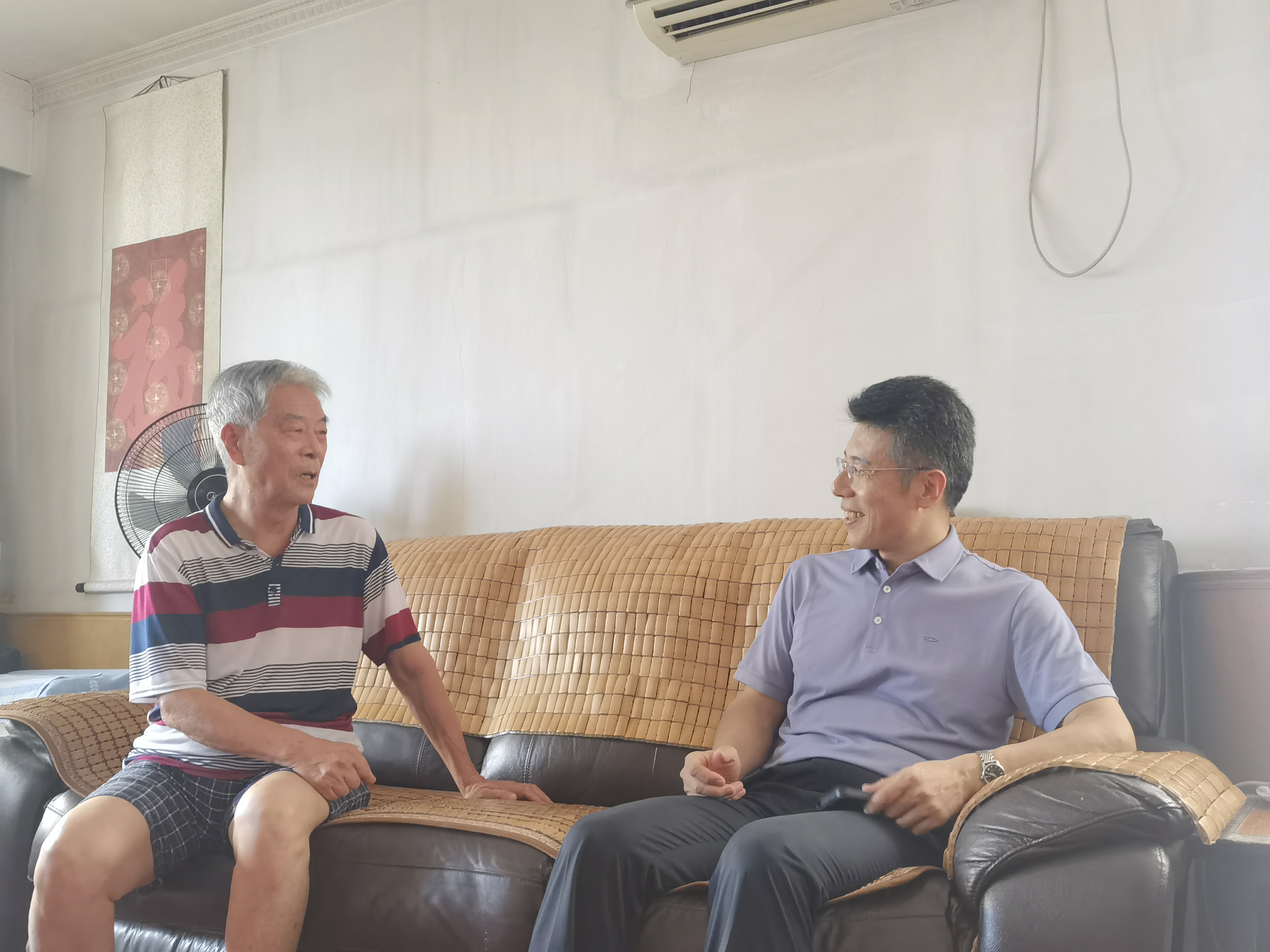 5、党委副书记姜孔桥看望离休干部王启.jpg