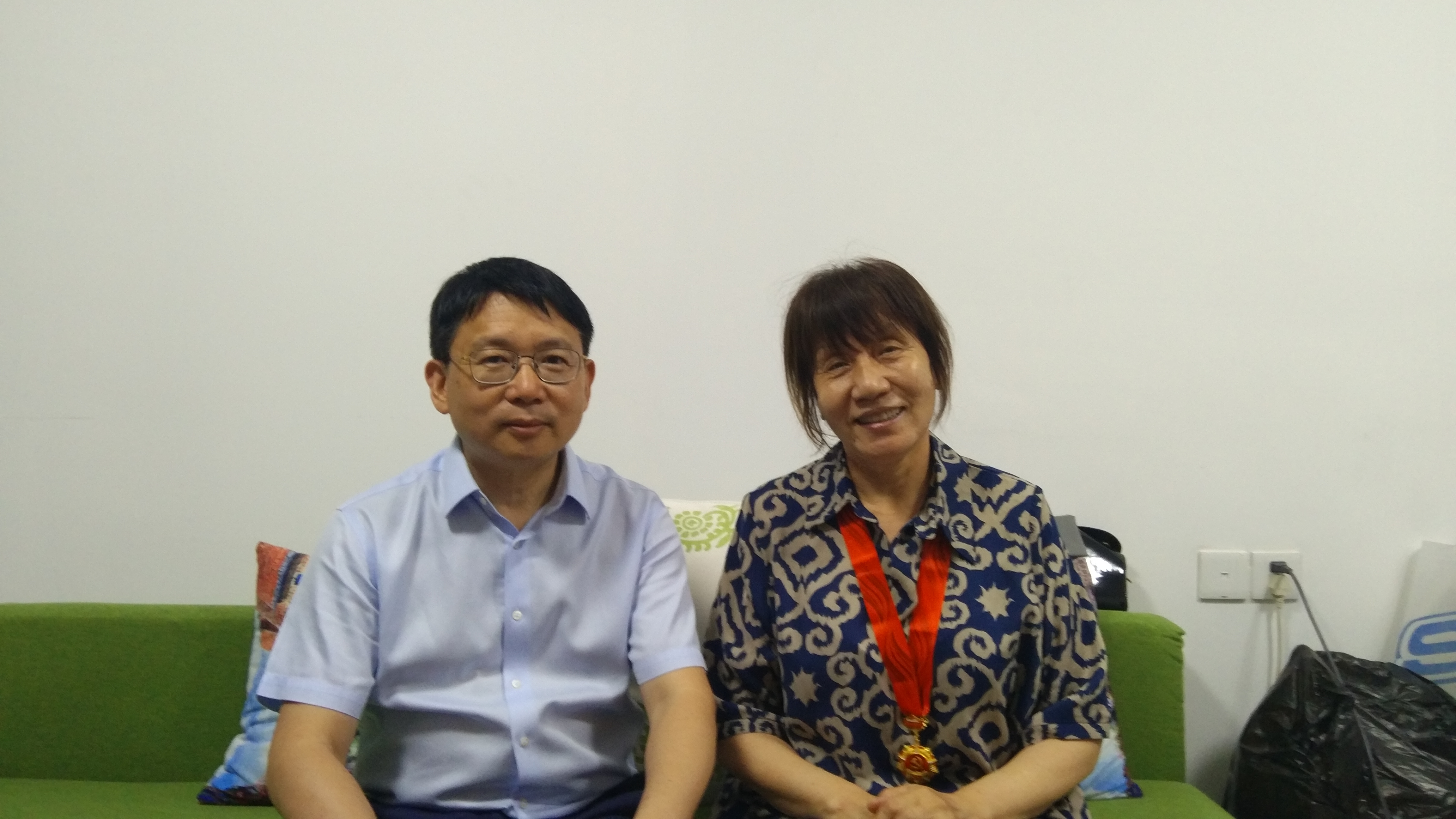6、党委常委、副院长詹炳宏看望原党委副书记王丽华.jpg