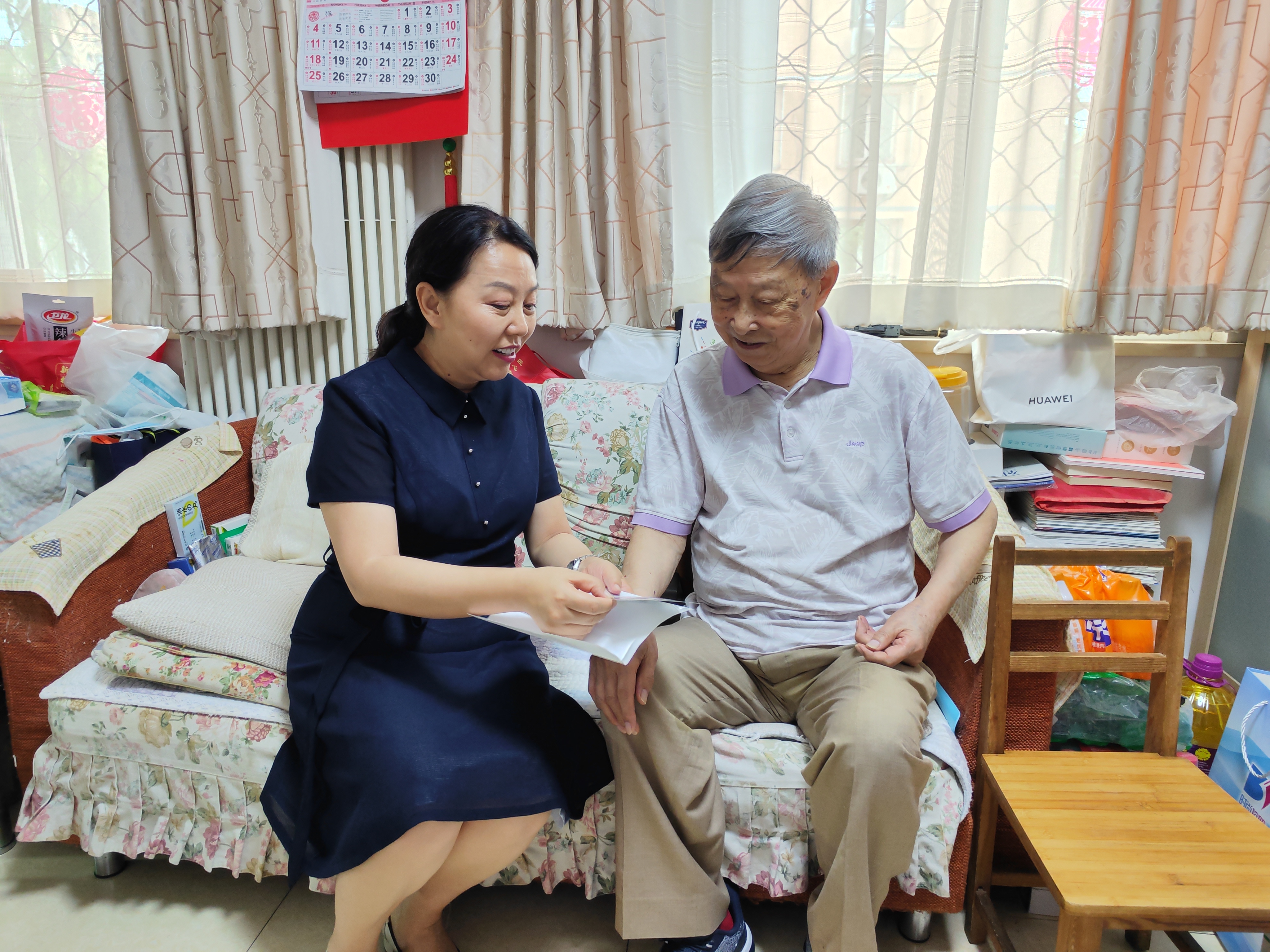 2、党委书记周志军看望退休干部顾廷安(封面).jpg