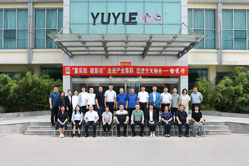 18-参观愉悦集团合影_副本.jpg