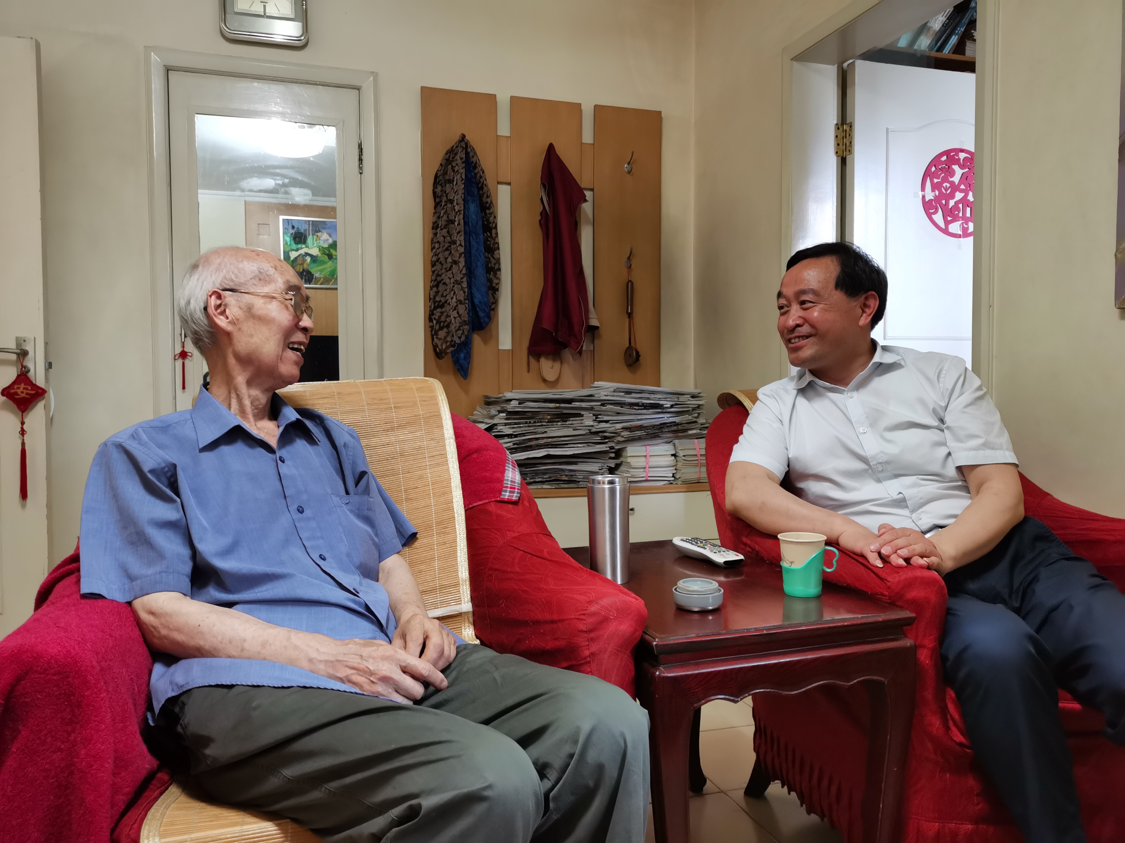 4、党委副书记倪赛力看望原院长王蕴强.jpg