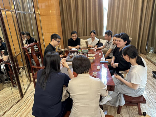 3调研团队与商户交流_副本.jpg