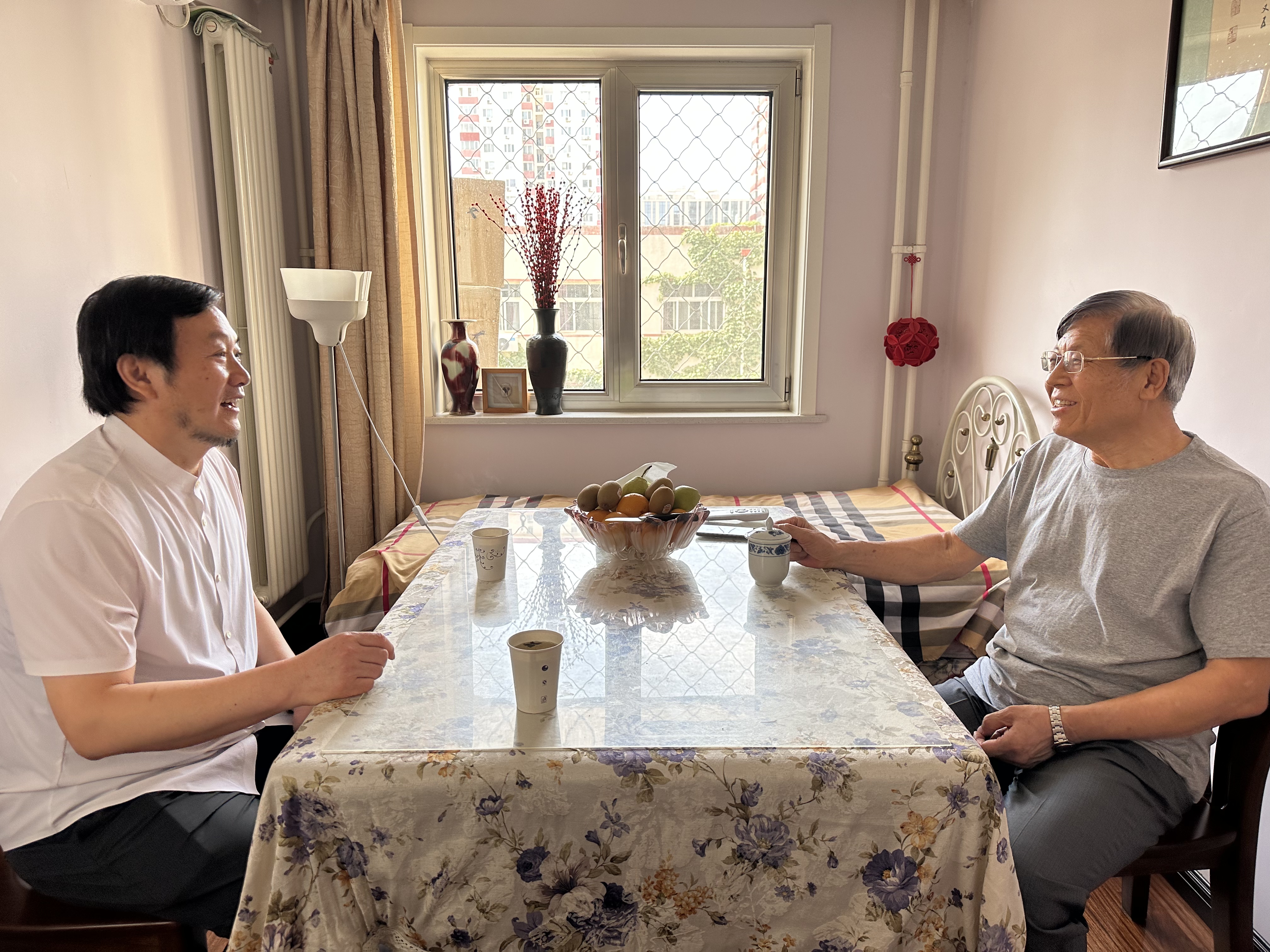 3、院长贾荣林看望原党委书记焦福岩.jpg