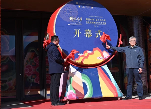 文化和旅游部原党组成员、副部长项兆伦、西宁市人民政府副市长刘强峰击鼓开幕.jpg