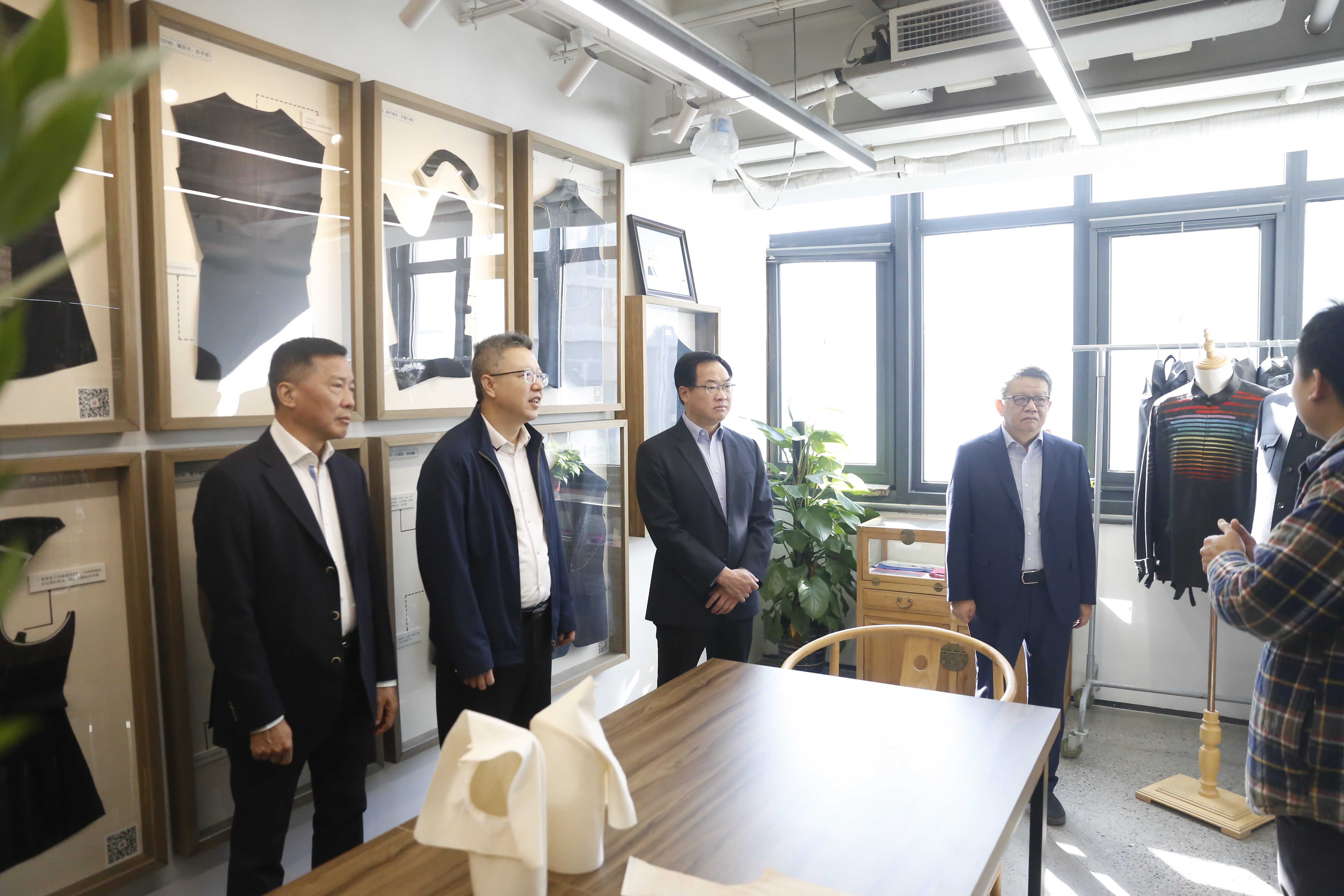 参观男正装工作室.JPG