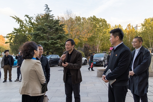 贾荣林院长会见来宾并陪同参观.jpg