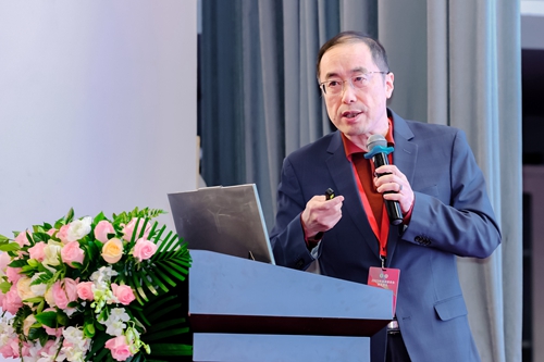 15陈南梁教授作主旨报告.jpg