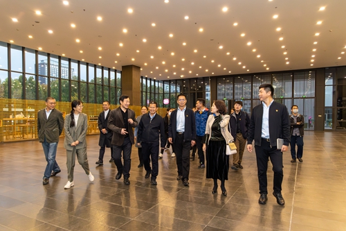 贾荣林院长会见来宾并陪同参观2.jpg
