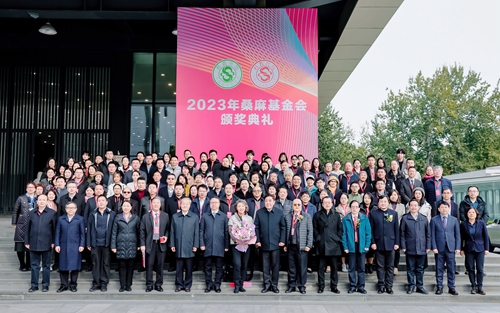 23领导、嘉宾与师生合影.jpg