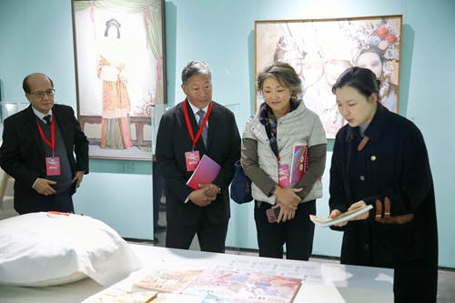 22参观“经天纬地——纺织服饰时尚科技主题美术作品展”.jpg