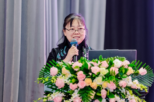 14王锐教授主持学术报告会.jpg