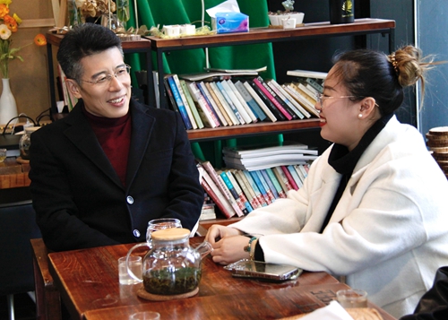 与学生交谈1.jpg