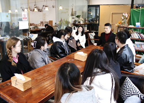 与学生交谈.jpg