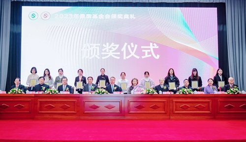 92023年桑麻奖学金获奖代表上台领奖.jpg
