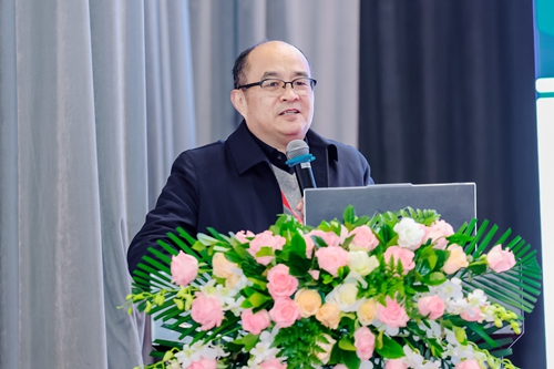 17高卫东教授作主旨报告.jpg