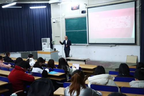 思政部史老师为北校区学生社团讲宪法.jpg