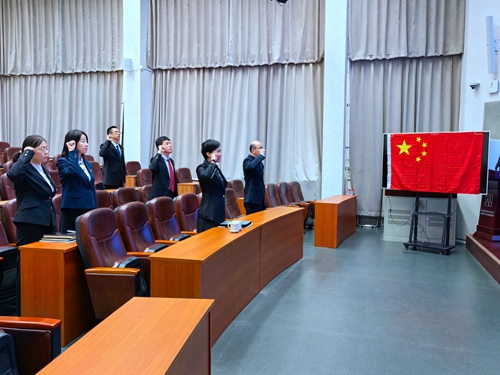1 校党委常委、纪委书记、监察专员于建波带领专职纪检监察干部参加由市纪委市监委举办的“宪法宣誓”仪式.jpg