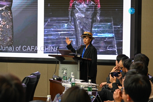 中央美术学院时装设计创建人吕越做主题演讲.jpg