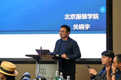 bb贝博艾弗森官网材料设计与工程学院副教授关晓宇做主题演讲.jpg