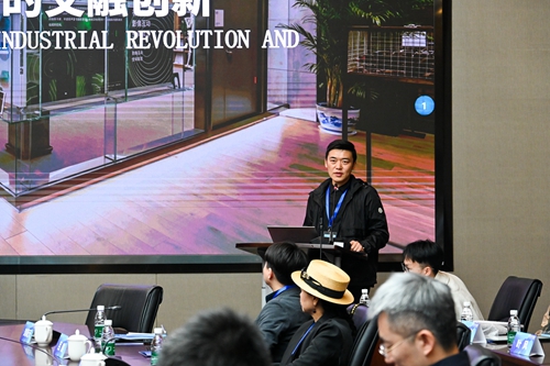中央美院设计学院院长郝凝辉做主旨发言.jpg