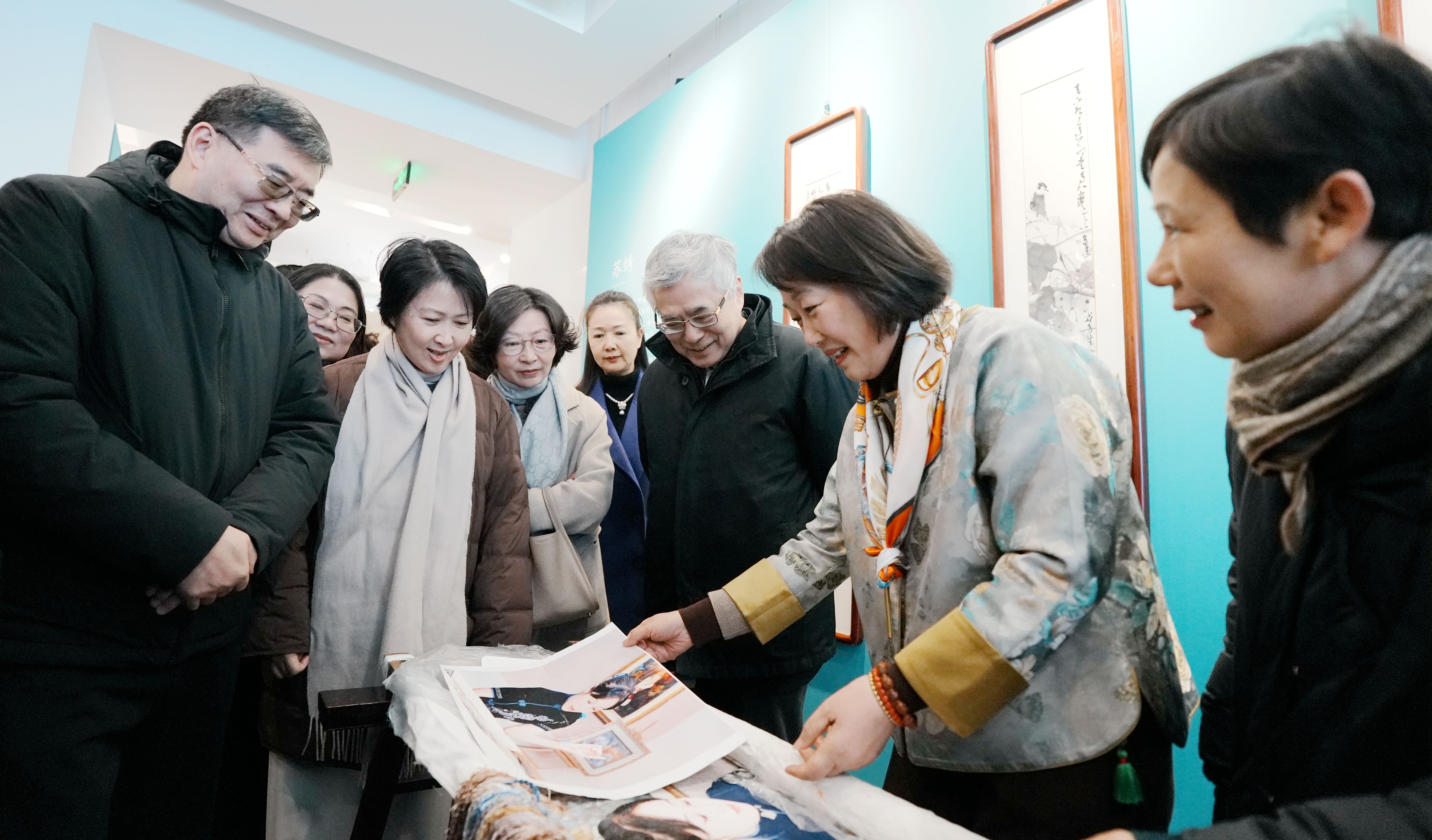 文化和旅游部原党组成员、副部长项兆伦，江苏省文化和旅游厅党组成员、副厅长钱钢等与传承人现场交流2 (1)_副本.jpg